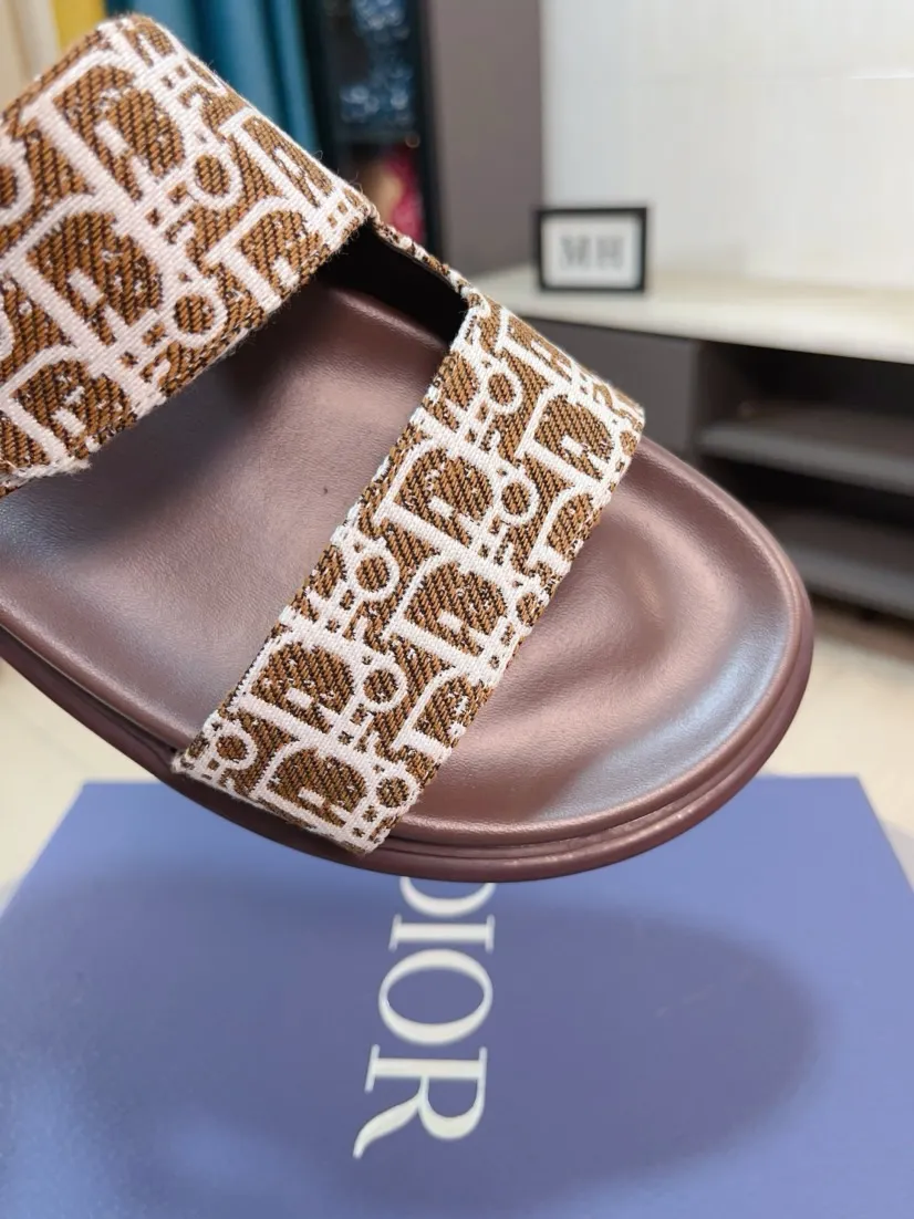 Men's Men's Shoes 💰320🌸🌸Dior Aqua Men's Sandals Slippers. Showcasing Dior haute couture design. The Dior gray suede strap is accented with an aluminum Dior buckle for added style. Paired with a comfortable tonal notch sole, they pair easily with shorts or jeans for a sophisticated look. Main body: suede cow leather, technical fabric lining: cow leather, with adjustable straps, aluminum Dior buckle, Dior gray EVA insole, tonal notch rubber outsole splicing structure👌👌size: 38-44 (45.46 customized)